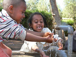 Kinder am Brunnen