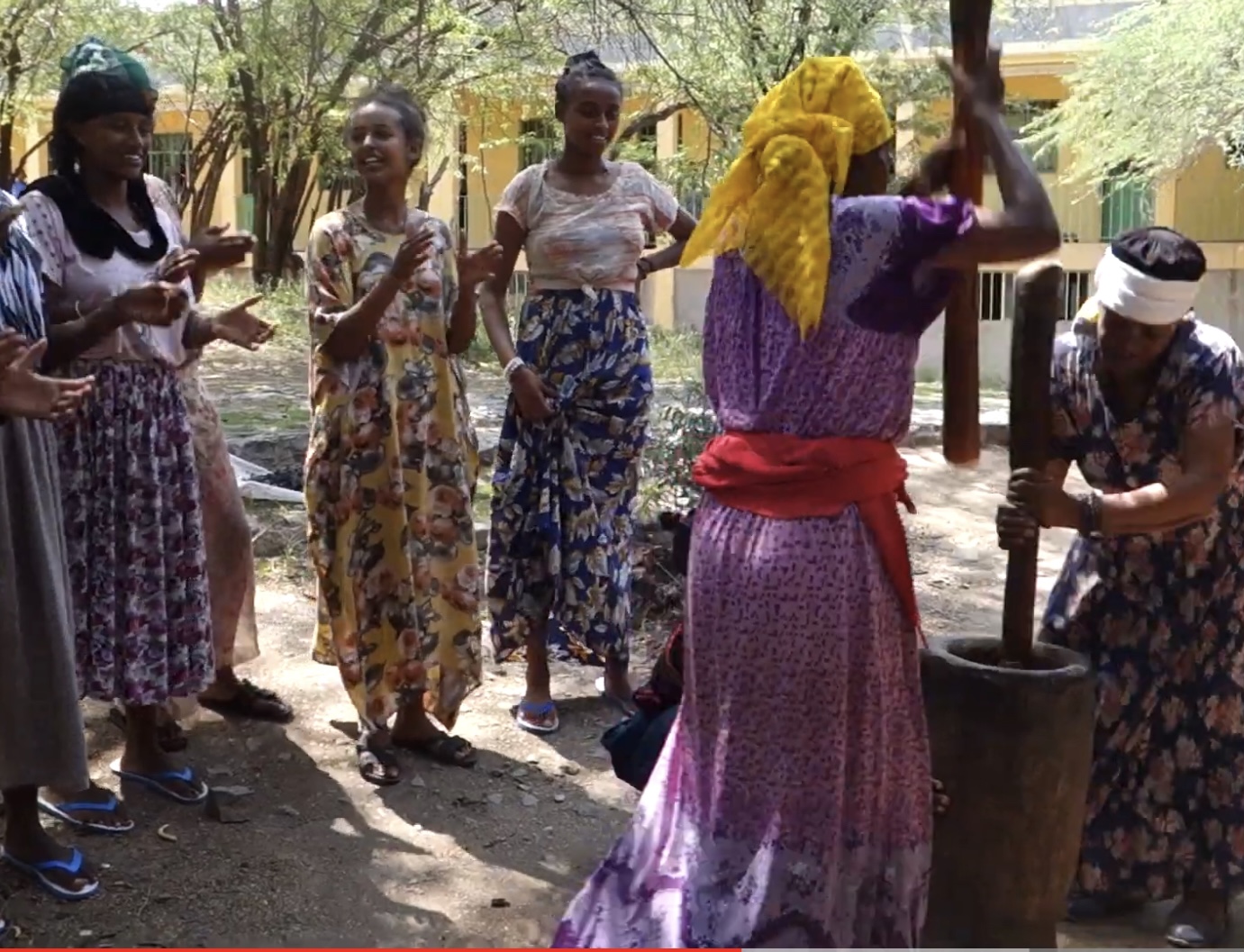 HilfsWaise in Äthiopien - die Arbeit mit dem Mörser