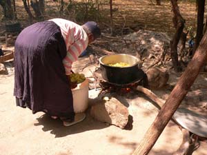 Nonne kocht fr Waisenkinder